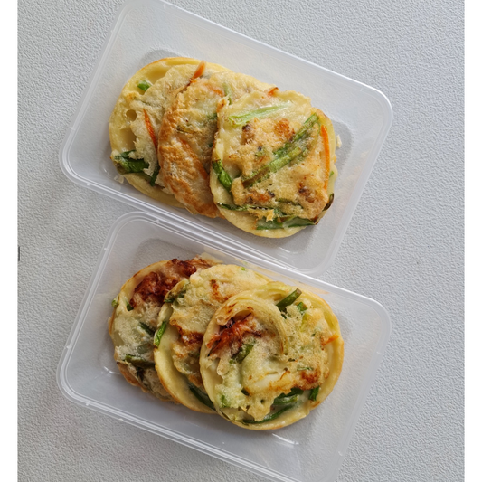 Spring onion and seafood pancake (해물 파전)